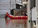 Záchranái evakuují enu pi záplavách na severu Francie, kde se vylila eka...