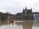 Záchranái evakuují enu poté, co eka Aa zaplavila Arques na severu Francie....