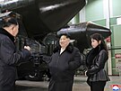 Severokorejský vdce Kim ong-un s dcerou navtívil továrnu na výrobu...