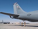 Amerití letci provádjí pedletovou kontrolu letounu KC-135 Stratotanker na...