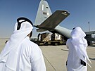 Katarské armádní letadlo na letecké základn al-Udajd nakládá humanitární pomoc...