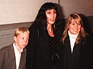 Cher se svými dtmi v roce 1988. Z dcery Chastity se pozdji stal syn Chaz a...