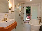Koupelna je vybavená jak sprchovým koutem, tak voln stojící vanou.