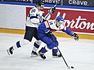 Finský junior Oiva Keskinen (vlevo) se tlaí na slovenského kapitána Adama...