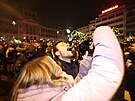 Lidé na Václavském námstí oslavují píchod roku 2024. (1. ledna 2024)
