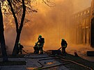 Ukrajintí hasii zasahují v Kyjev, kde po ruském útoku zaala hoet budova....