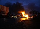 Ukrajintí hasii zasahují v Kyjev, kde po ruském útoku zaala hoet budova....