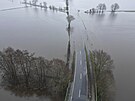 Zaplavená silnice v Lathenu v Nmecku.
