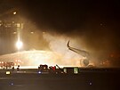 Hasii na letiti Haneda v Tokiu hasí hoící Airbus. (2. ledna 2024)