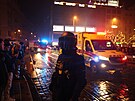Na oslavy v centru Prahy dohlíí záchranka, policie a hasii. (1. ledna 2024)
