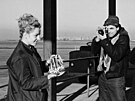 Trojnásobná olympijská vít�zka V�ra �áslavská pózuje fotograf�m po p�íletu z...