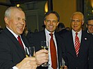 Ivo Viktor (druhý zleva) na snímku s Franzem Beckenbauerem. Ten pijel v roce...