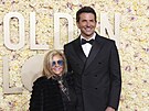 Bradley Cooper a jeho matka Gloria Campano na Zlatých glóbech (Los Angeles, 7....