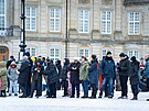 Lidé ekající na dánskou královnu Margrethe II. pi její poslední jízd koárem...