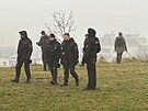 Policisté prohledávají lesopark Vidoule v Praze 5. Hledají cokoliv co me...