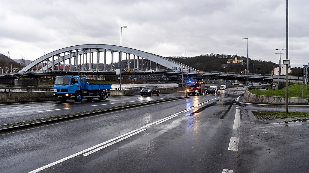 Rozvodnné Labe a zatopené silnice v Ústí nad Labem. (4. ledna 2023)