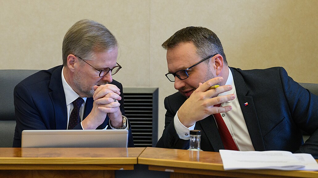 Premiér Petr Fiala (vlevo) a ministr práce a sociálních vcí Marian Jureka...