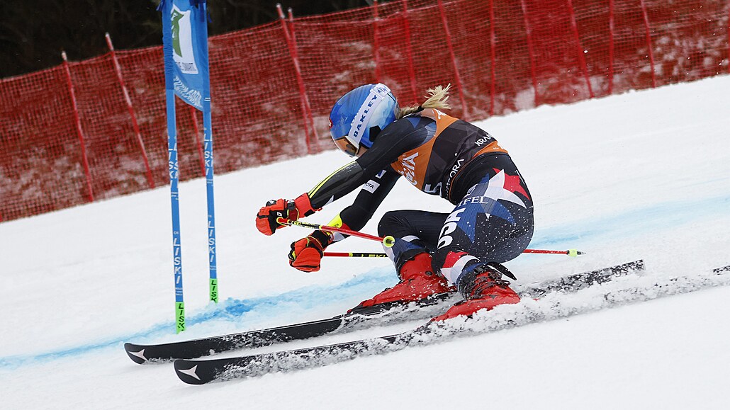 Americká lyaka Mikaela Shiffrinová bhem prvního kola obího slalomu v...