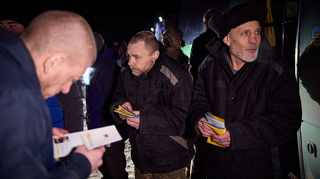 Ukrajintí válení zajatci po proputní z ruského zajetí (3. ledna 2024)