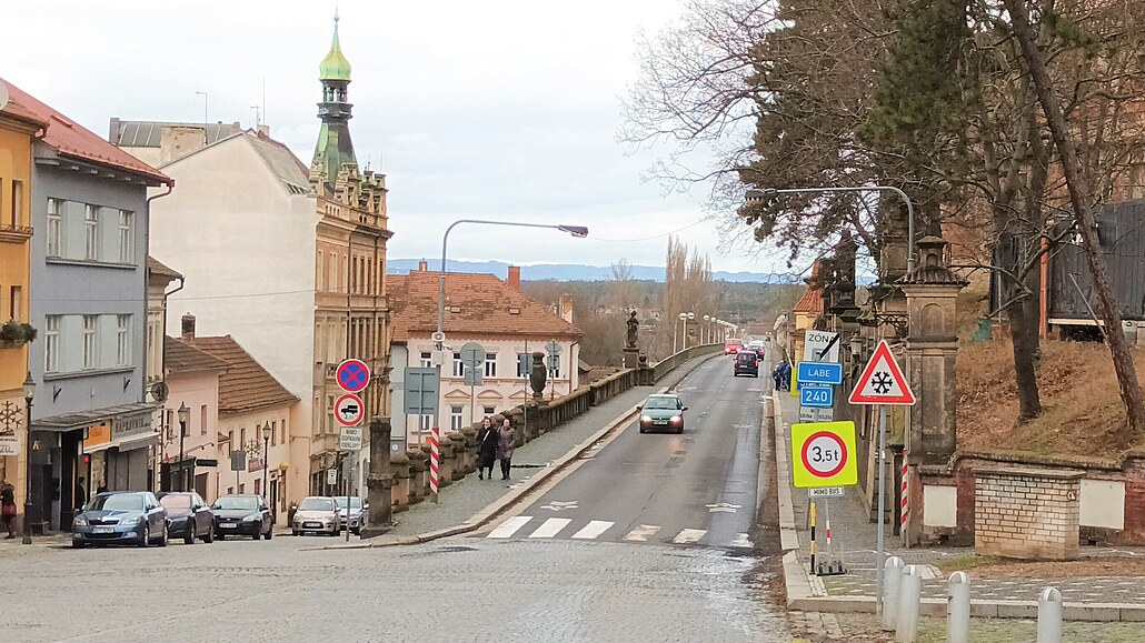 Most Ervína �pindlera v Roudnici nad Labem. Nesm�jí na n�j auta nad 3,5 tuny....