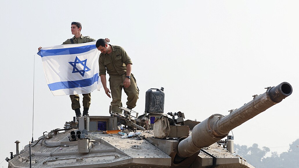 Izraelský voják drí izraelskou vlajku na tanku. (1. ledna 2024)