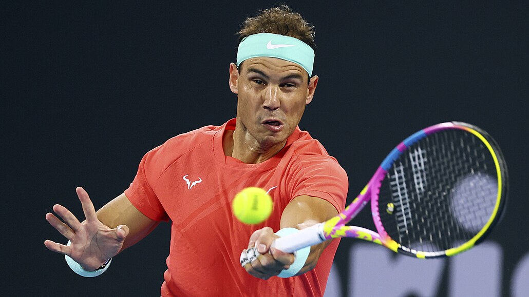 �pan�lský tenista Rafael Nadal hraje forhend v prvním kole turnaje v Brisbane.