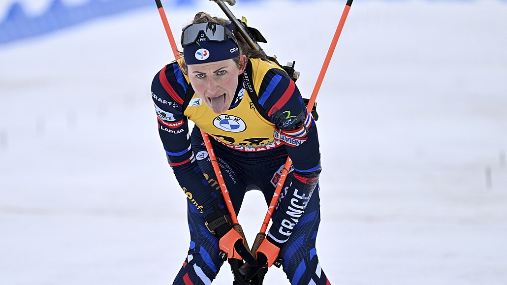 Justine Braisazová-Bouchetová dojídí do cíle sprintu v nmeckém Oberhofu