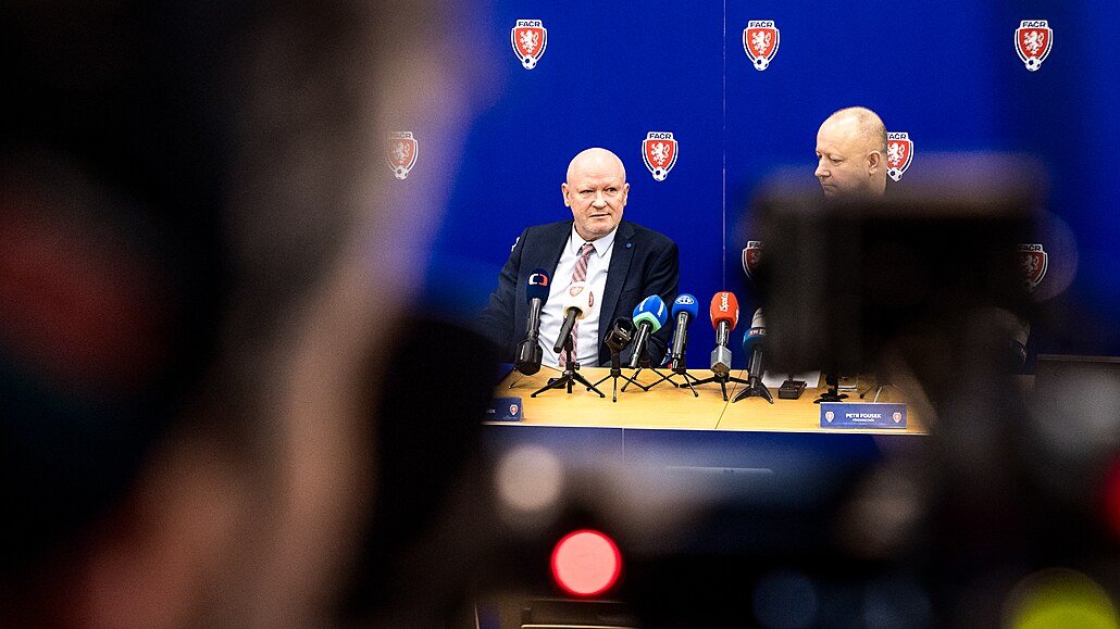 Momentka z tiskové konference fotbalové asociace, na které pedseda Petr Fousek...