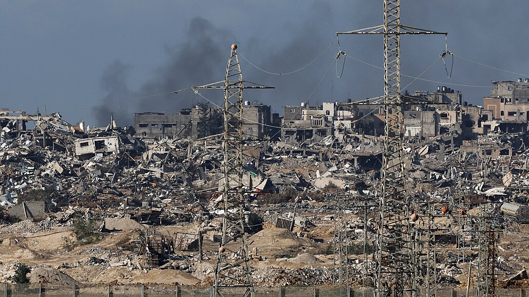 Nad Gazou stoupá kou. (4. ledna 2024)