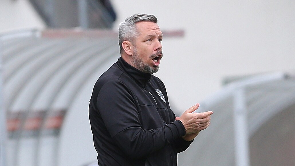 Plze�ský asistent Pavel Horváth b�hem zápasu s Olomoucí.