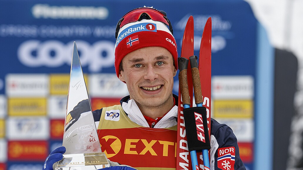 Norský bec na lyích Harald Östberg Amundsen s trofejí pro vítze seriálu...