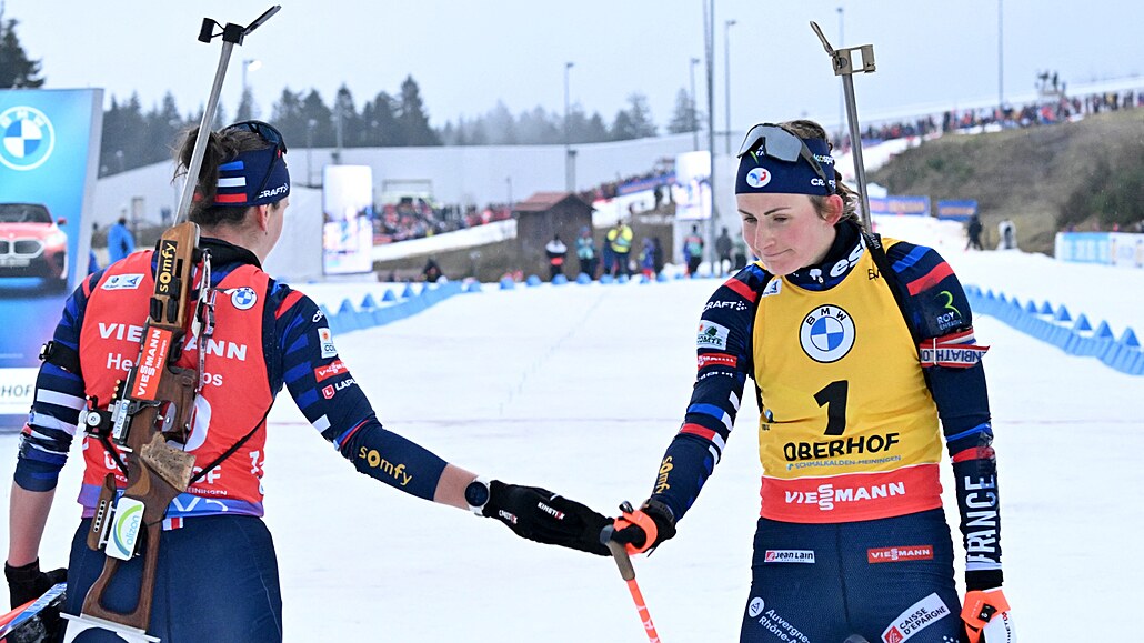 Neupímná gratulace. Vedoucí ena Svtového poháru Braisazová-Bouchetová...