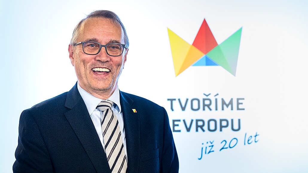Ministr pro evropské záleitosti pedstavil nové logo k výroí 20 let od vstupu...