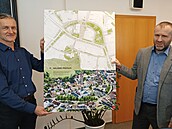 Místostarosta P�ibyslavi Michael Omes (vlevo) a starosta Martin Kamarád ukazují...