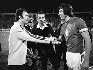 Kapitáni ped blehradským finále v roce 1976. Vlevo Franz Beckenbauer, vpravo...