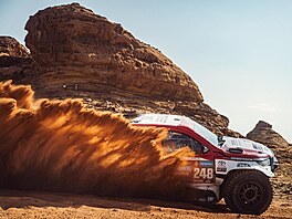 Posádka Tomáe Ouedníka na trati Rallye Dakar 2024