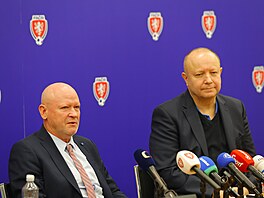 Nový trenér eské fotbalové reprezentace Ivan Haek (vlevo) na tiskové...