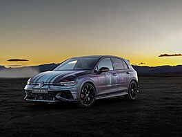 Maskovaný prototyp faceliftovaného Volkswagenu Golf v provedení GTI