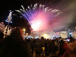 V Plzni na námstí Republiky pivítali nový rok velkolepým ohostrojem. (1....
