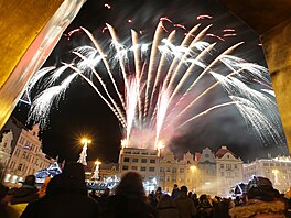 V Plzni na námstí Republiky pivítali nový rok velkolepým ohostrojem. (1....