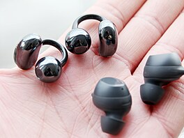 Bezdrátová sluchátka Huawei FreeClip a bezdrátová sluchátka Samsung Galaxy Buds...