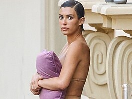 Bianca Censori vyla znovu v odváném outfitu, zakrytá fialovým poltáem.