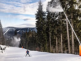 Lidé mohou vyrazit také na úzkou sjezdovku s názvem Vodovodní cesta, která...