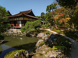 Jedna z nejpvabnjích zahrad v Kjótu lemuje chrám Ginkakudi. Protoe býval...