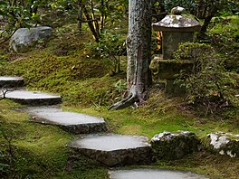 Mech je v japonských zahradách vudypítomný. Jakkoli me být lákavé stanout...