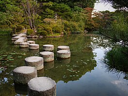 Funkci most nkdy plní kameny, teba v zahrad kjótské svatyn Heian. Moná se...