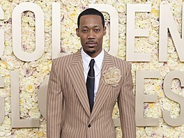 Tyler James Williams na Zlatých glóbech (Los Angeles, 7. ledna 2024)