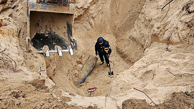 Kyjev. Ukrajinsk pyrotechnik odklz nevybuchlou ruskou stelu Kinal. (5. ledna 2024)