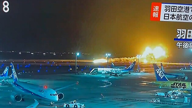 Letadlo Japan Airlines zaalo hoet po nouzovm pistn na letiti Haneda