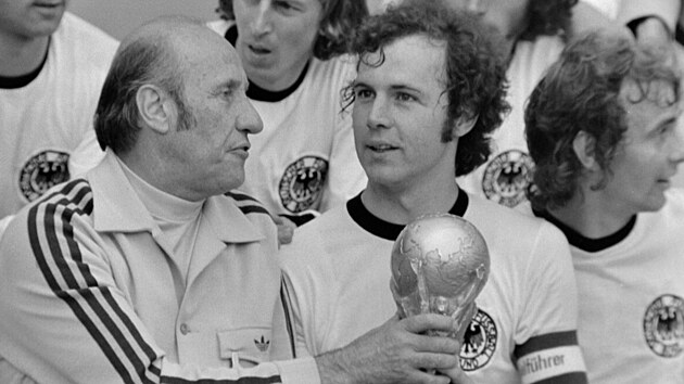 Franz Beckenbauer jako kapitn fotbalovch mistr svta a trenr Helmut Schn (1974)
